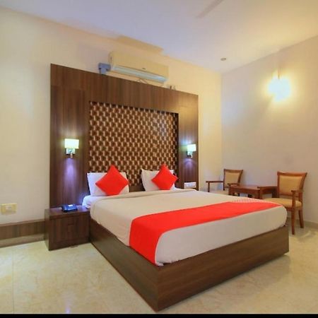 Grand Milestone Hotel Mysore Exteriör bild