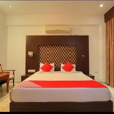 Grand Milestone Hotel Mysore Exteriör bild