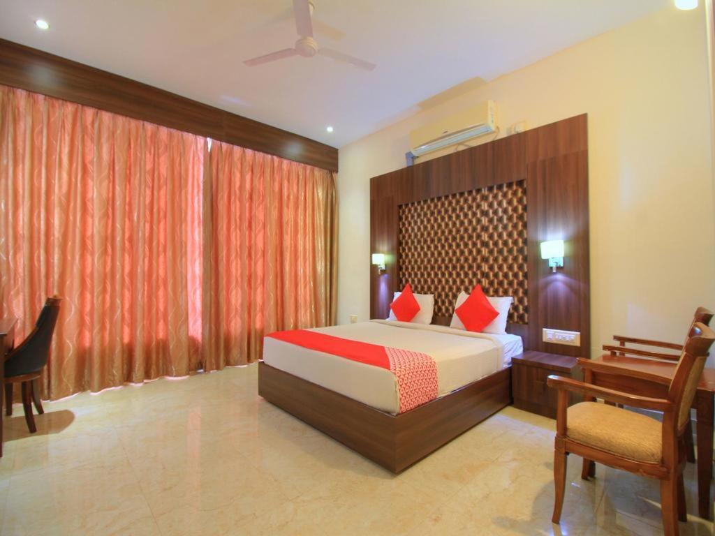 Grand Milestone Hotel Mysore Exteriör bild