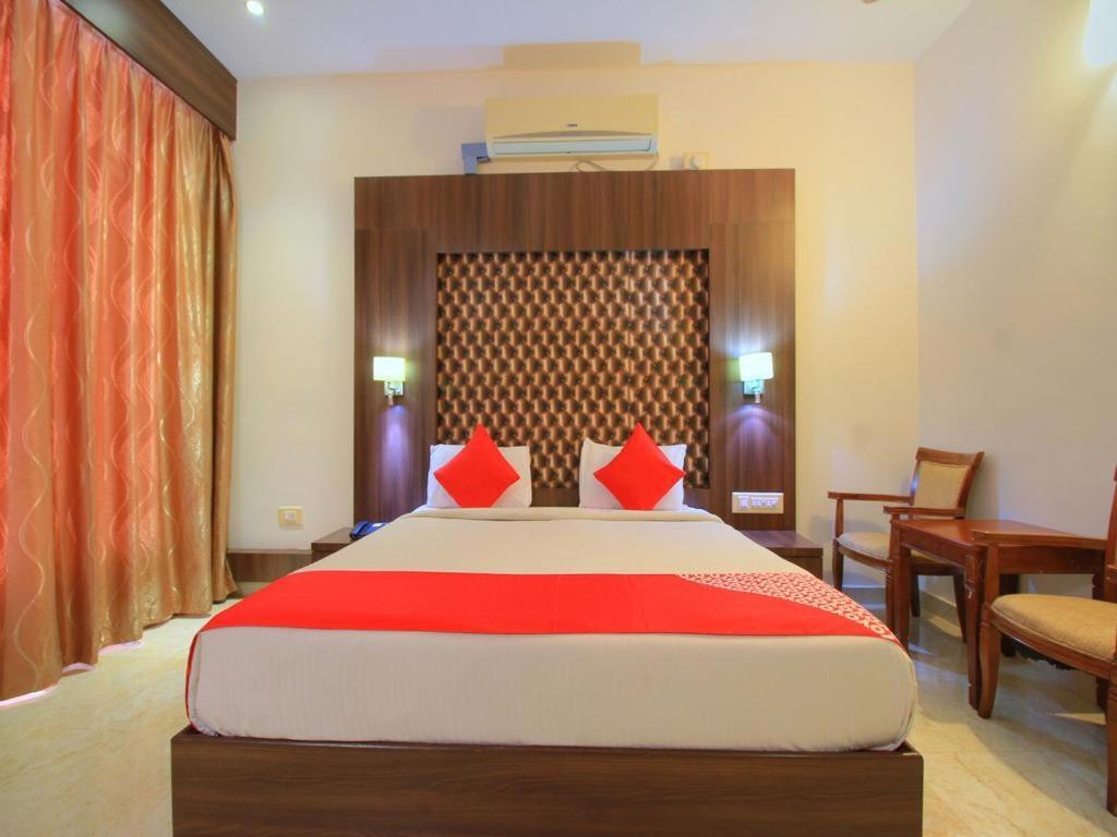 Grand Milestone Hotel Mysore Exteriör bild