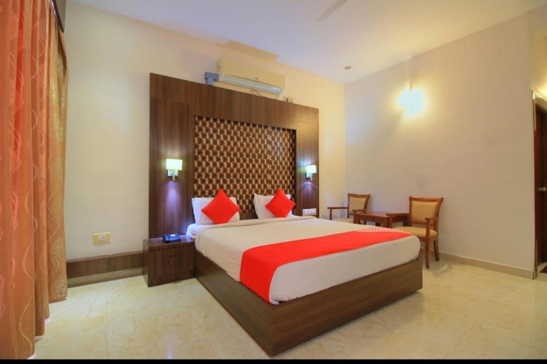 Grand Milestone Hotel Mysore Exteriör bild