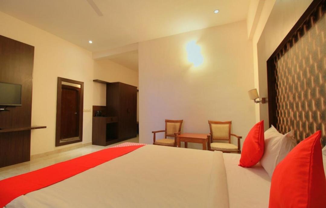Grand Milestone Hotel Mysore Exteriör bild