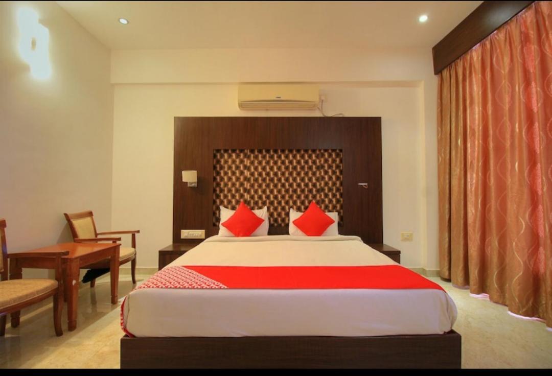 Grand Milestone Hotel Mysore Exteriör bild