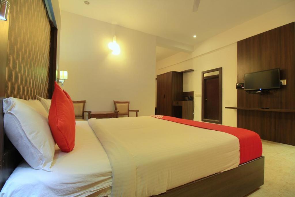 Grand Milestone Hotel Mysore Exteriör bild