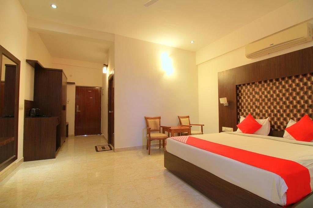 Grand Milestone Hotel Mysore Exteriör bild