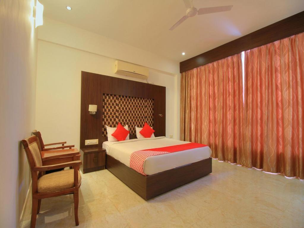 Grand Milestone Hotel Mysore Exteriör bild